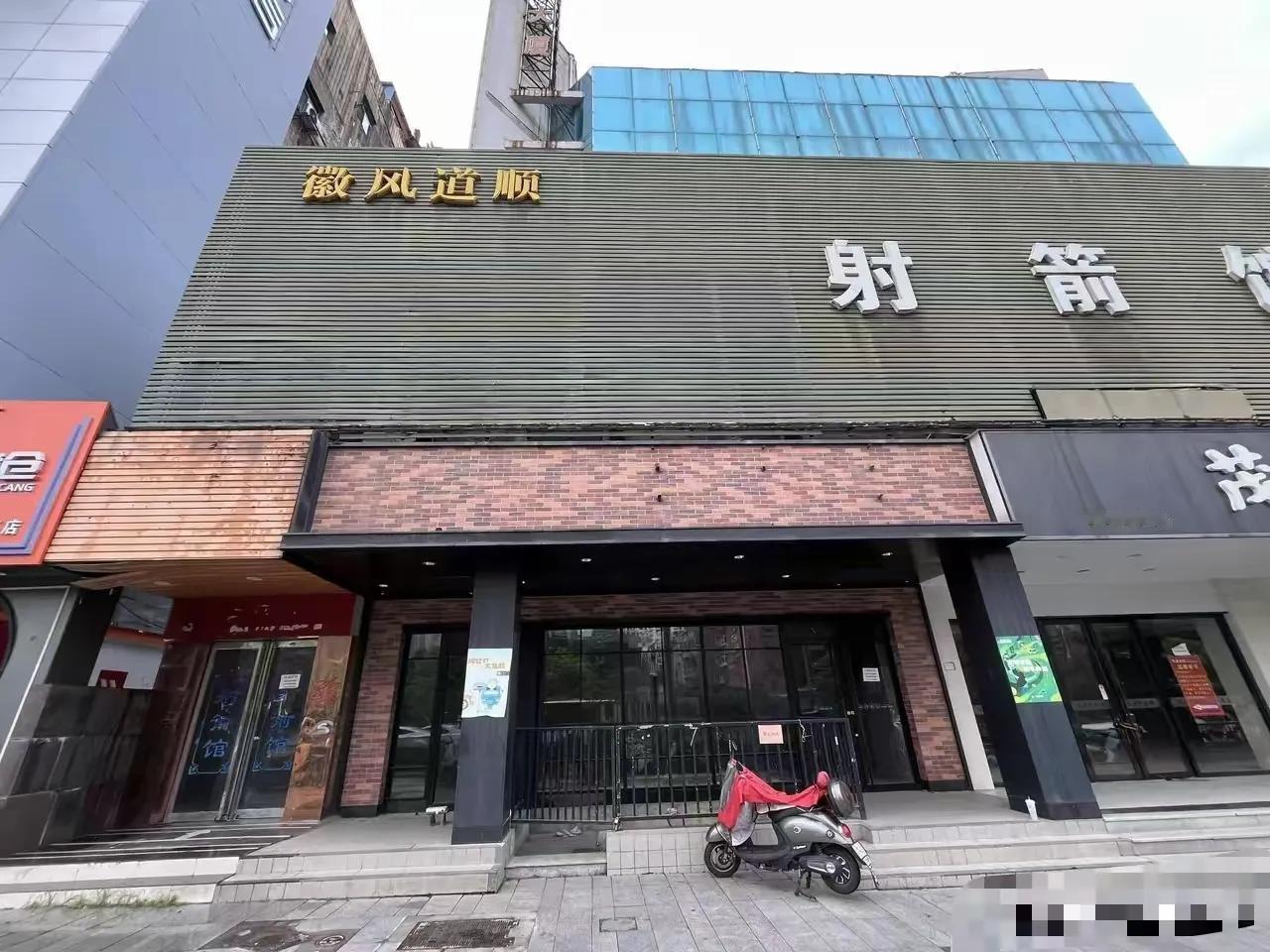 安徽第一家KFC，自关门以后，就再也没租出去了。合全省之力肥一市，过度依赖房地产