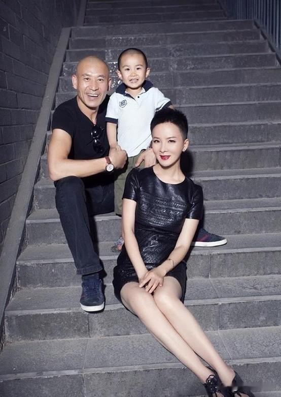 演员师小红一家三口，妻子谢兰知性优雅，儿子和爸爸共用一张脸，一家三口喜气洋洋。