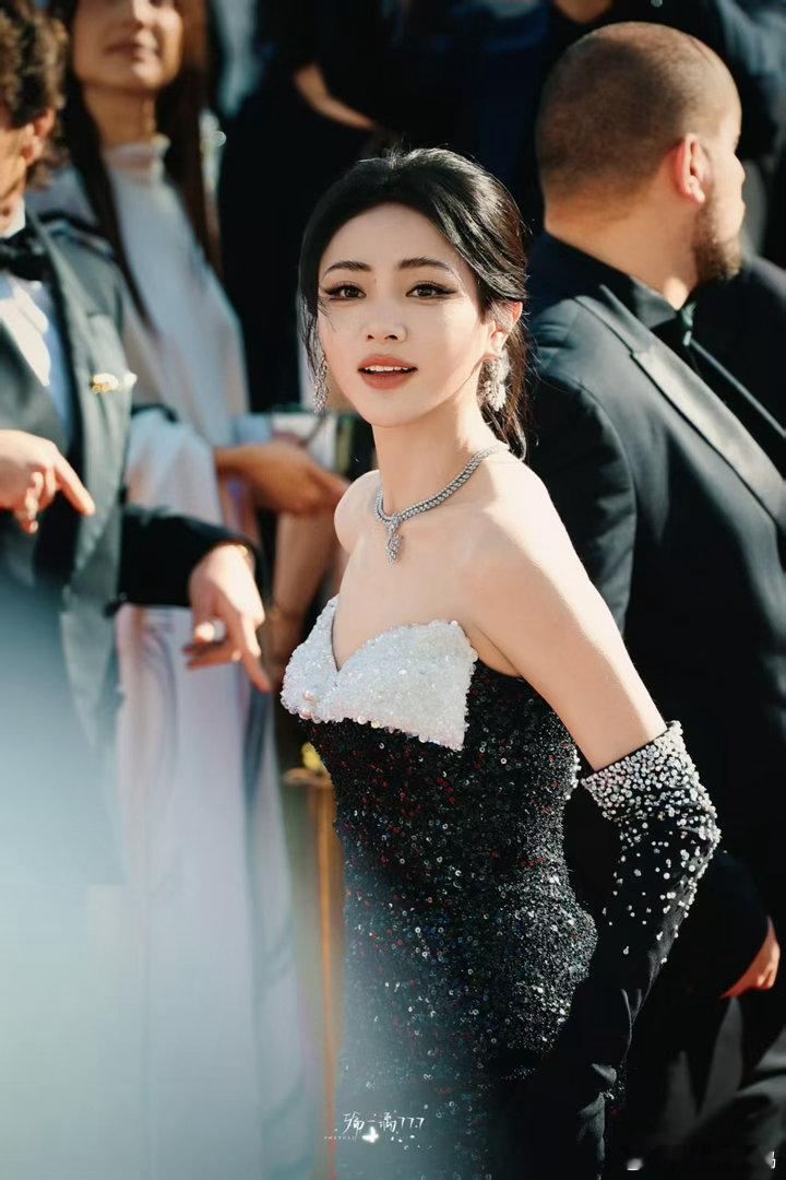 谢可寅首次亮相戛纳初登戛纳舞台丝毫不怯场，谢可寅黑白亮片裙勾勒优雅曲线，长手套与