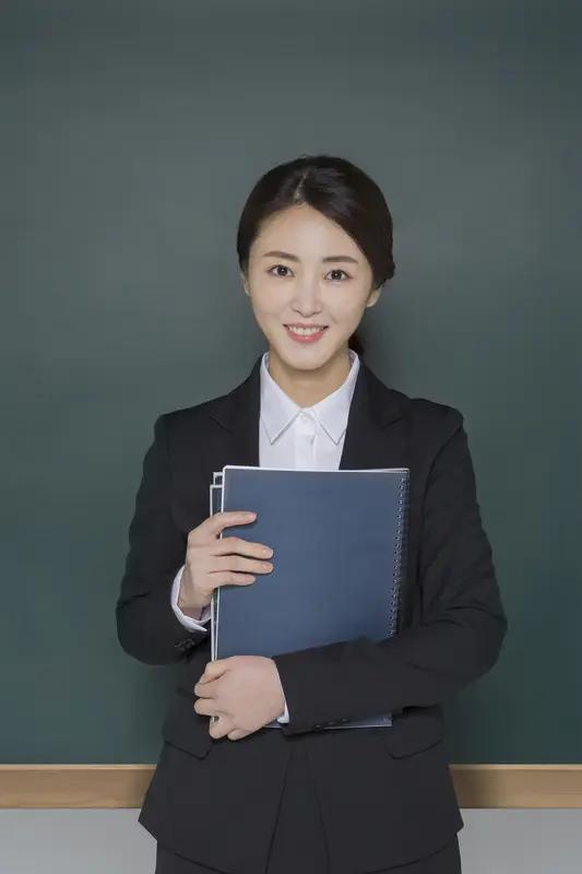 最近网上一个河南女老师分享上班两年前后变化的事儿火了。入职前，她是个精致“甜妹”