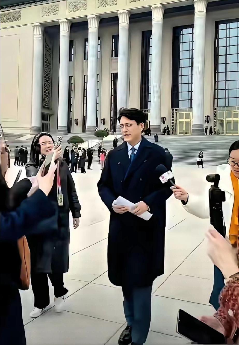 靳东生图杀疯了！斯文儒雅气场全开，被美女围拍人气爆棚靳东也太帅了吧