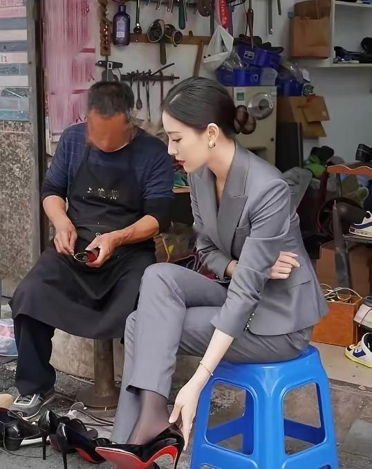 这年头了，去修鞋的地摊上修鞋的都是什么人？看看图中女的的穿着，应该不是办公室白领