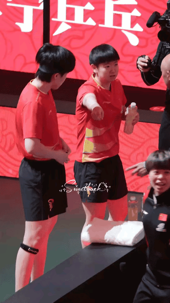 哈哈，孙颖莎霸气指导起了肖战！莎头上台前，莎莎指着一个位置，似乎在说，
