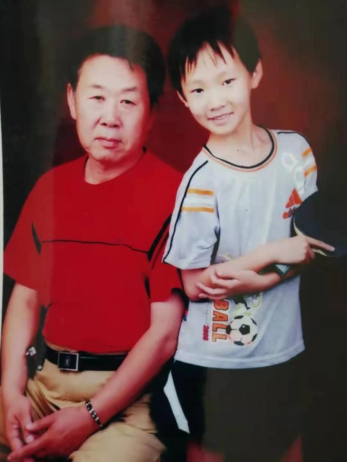 王曼昱的父亲说我们想成为曼昱最坚强的后盾为了支持她的乒乓球梦想，我们卖掉了老