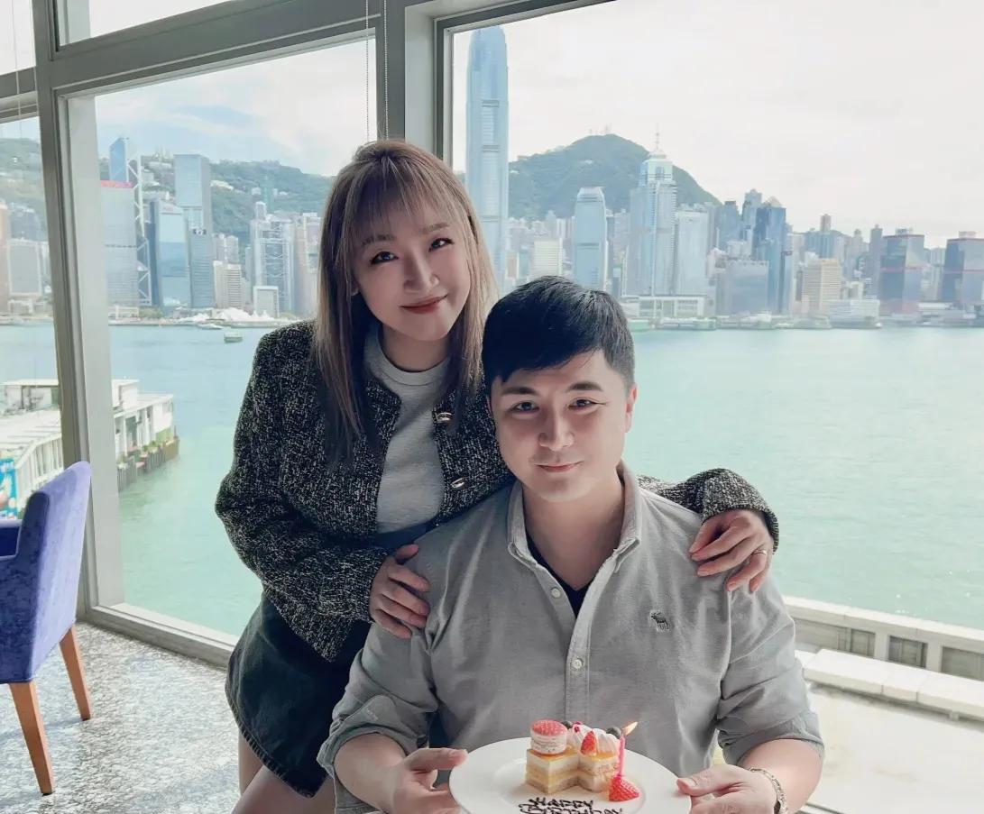 李泳豪原来结婚了，妻子虽然没杨思琦漂亮，但看起来很温柔贤淑！近日，香港男星李泳