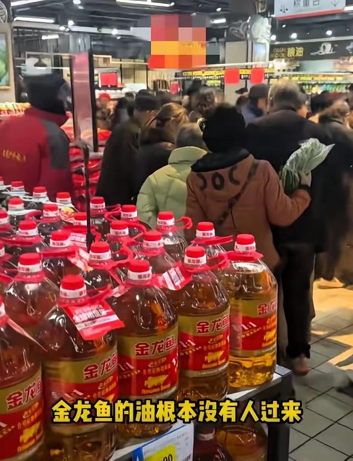 今天逛超市直接开眼了！金龙鱼那排货架摆得满满当当，油啊面粉啊堆得老高，可来来往往