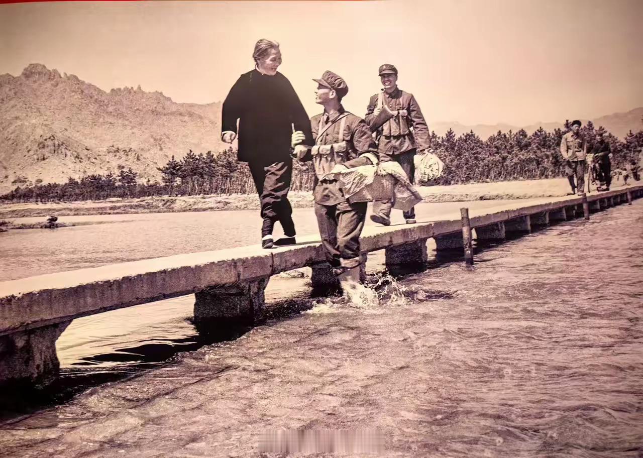 1973年，湖北。打靶归来的战士，扶“小脚”奶奶过石板桥。不少网友怀疑摆拍？但“