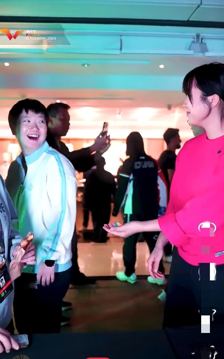 莎莎昨天晚上玩的很开心啊。刚刚看到WTT发了香港总决赛欢迎晚宴花絮，莎莎在玩抓