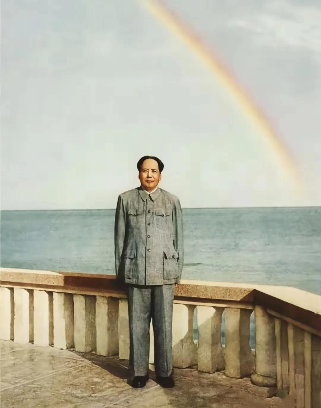 好多人见到毛主席，他们被毛主席的气质、威望所产生强大的气场所吸引，一种敬仰之