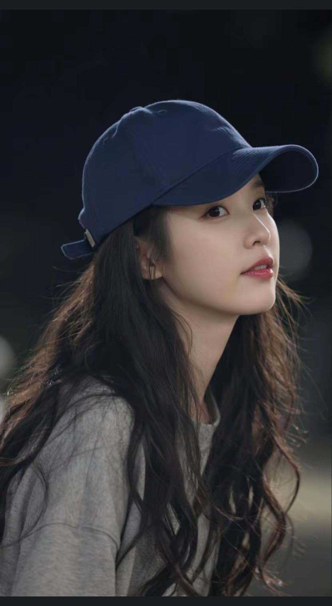 青春洋溢的少女，蓝帽灰衫，清新自然。