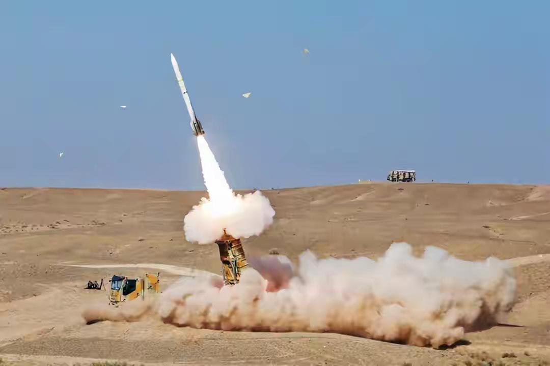 突发！伊朗1吨重弹头暴击，美以当场内讧，内塔尼亚胡怒找美国要说法！中东彻底