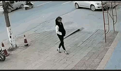 我去，这个女的是真勇啊，有女侠风范，佩服，佩服！要不是她用力一顶，这一缓冲使那个