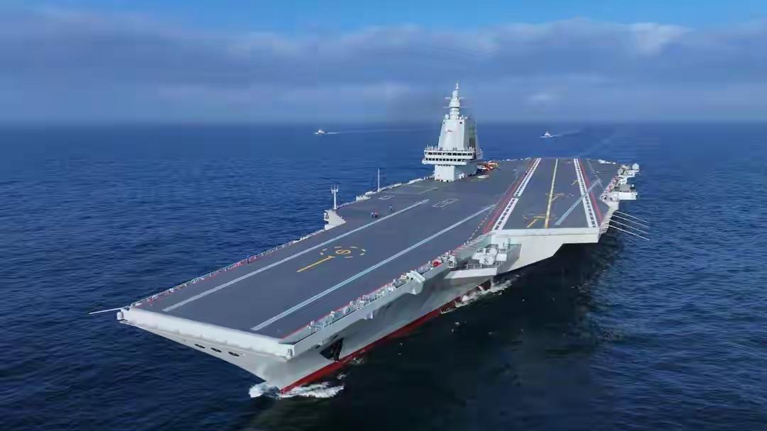 航母的核心优势是移动的海上空中基地+远洋力量投送+体系化攻防中枢，可全球机动、远