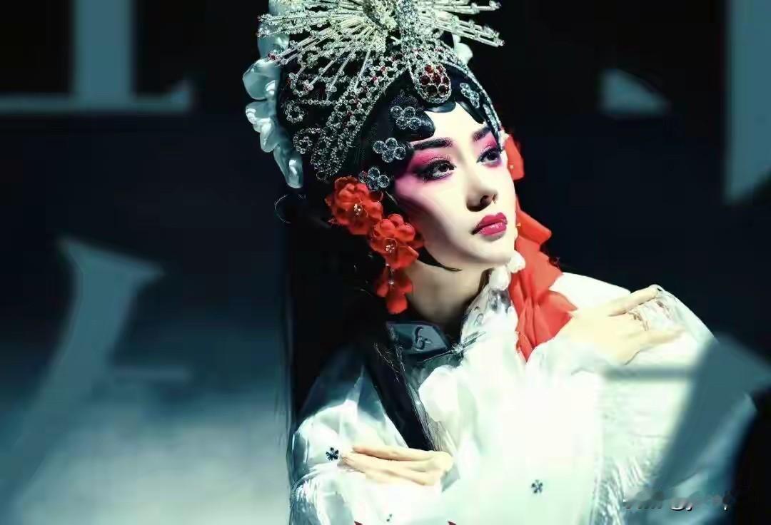 三十岁那年离婚，所有人都说林姐疯了。没出轨，没家暴，就因为她加完班回家看见水