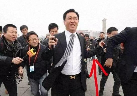 冷知识：许家印这张广为流传的皮带照片上，这条"左胳膊"并不是他的，只不过角度凑