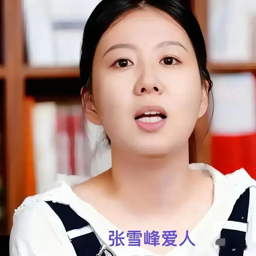 张雪峰的老婆属于端庄秀丽型的，博士，知识女性，这类女性最大的缺点就是不会发骚！所