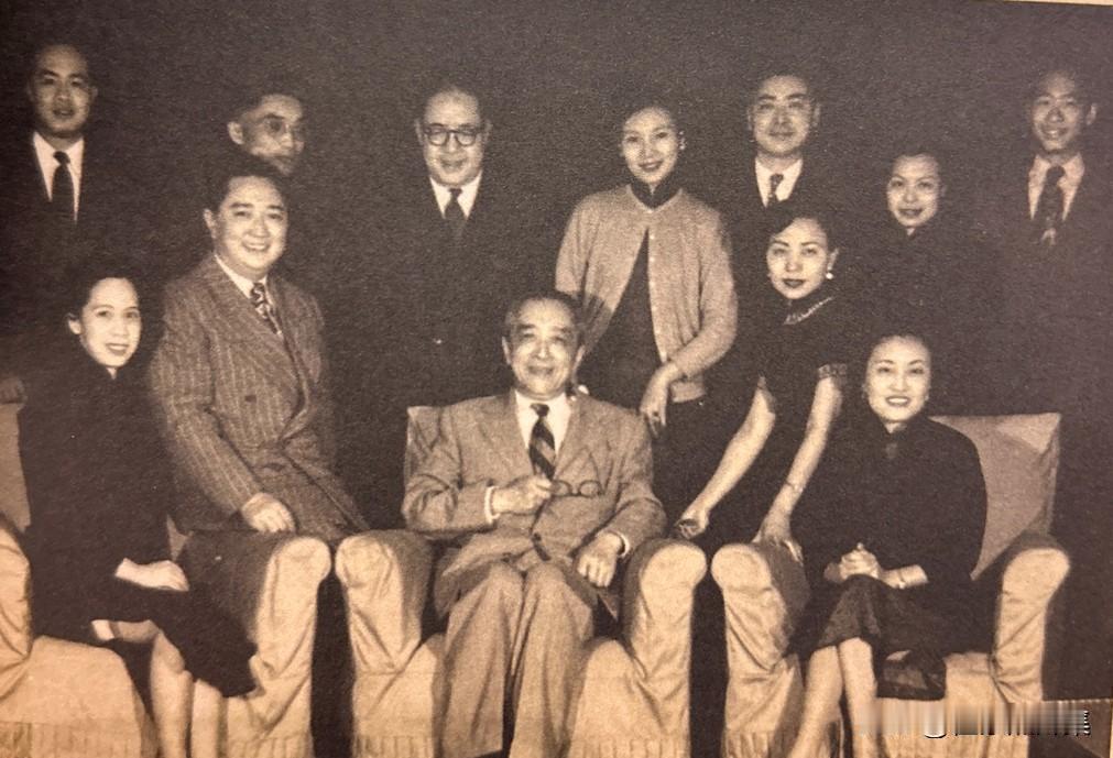 1958年，前排左一钱思亮夫人张婉度，左二胡祖望，右一祖望妻曾淑昭；后排左三钱思