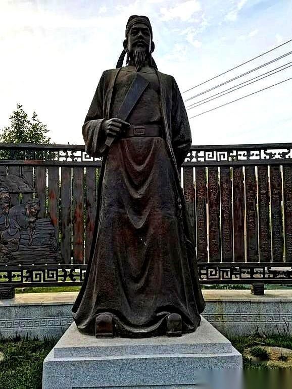 龙椅上坐着武则天，底下跪着个狠人，叫郭元振。“你把你县里一千多号人，都给卖了？