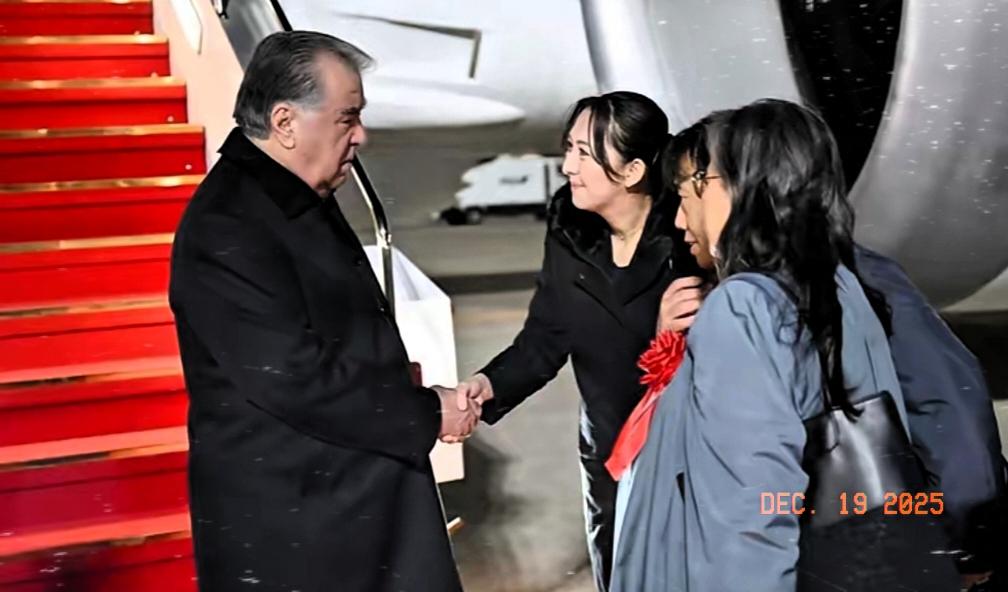 12月18日的东京羽田机场夜色渐浓，塔吉克斯坦莫马利·拉赫蒙总统的专机平稳降落，