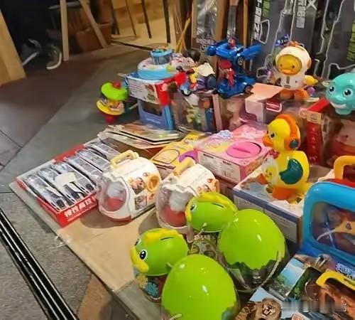 上海一位爸爸着急上厕所，让8岁儿子帮忙看地摊20分钟，没想到就是这短短20分钟，