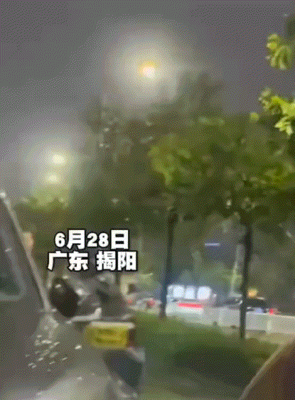 广东潮汕，一网友发布一段视频称，下雨天因一位骑手车速太快，不小心积水溅了一位路人