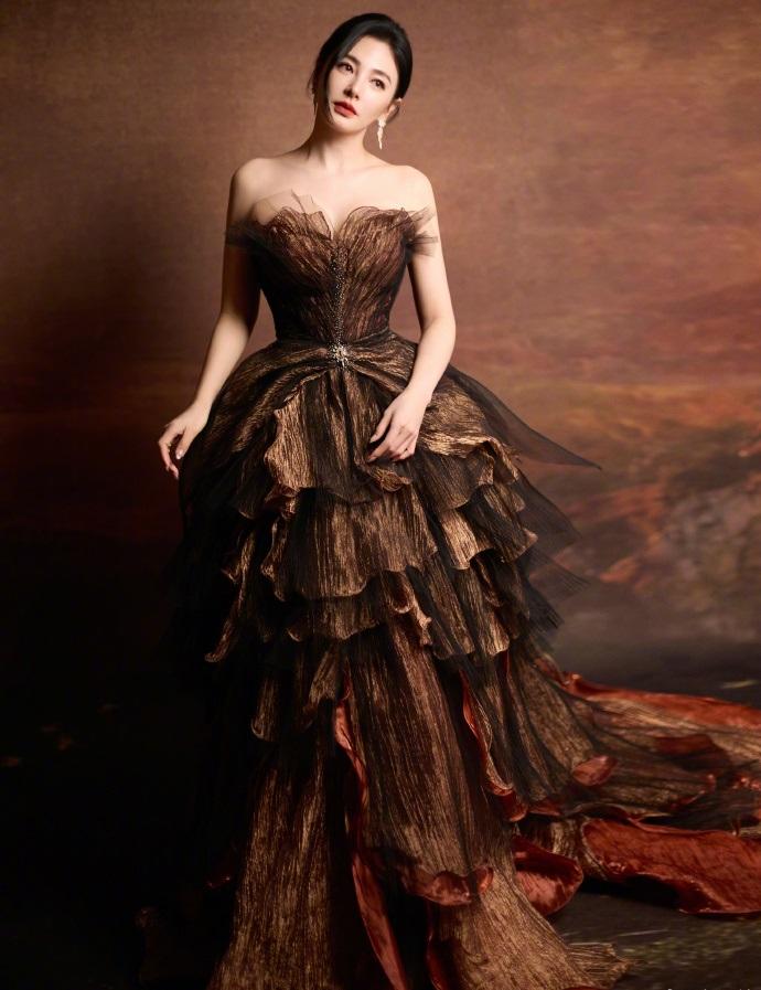 今天张雨绮去出席国剧盛典，她这回搭配的很有奢华之美，看上去年轻又迷人。张雨绮