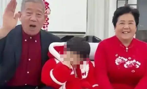六年前山东枣庄一则67岁老太自然怀孕生女的新闻轰动全网，当事人黄维平、田新菊