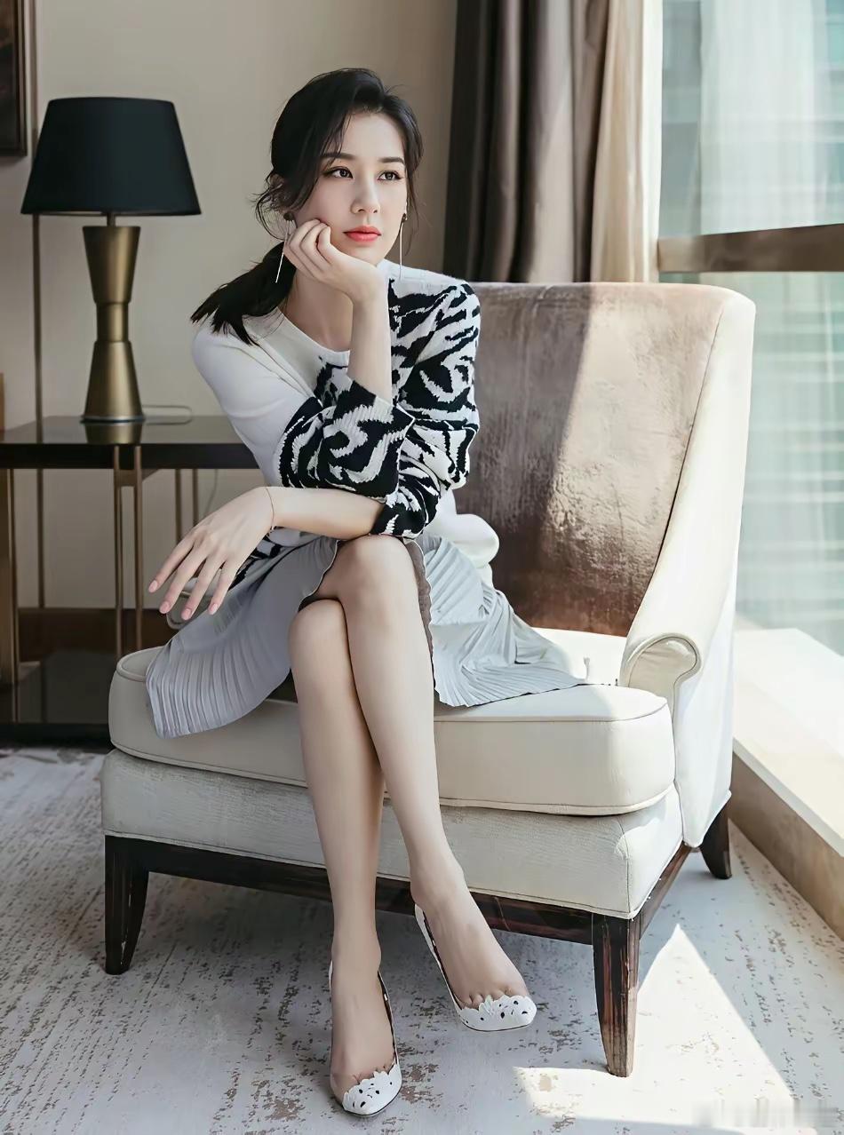 离婚后的黄圣依，不知有多少人追求她，独自一个人坐在豪宅的沙发上，比以前瘦了！创作