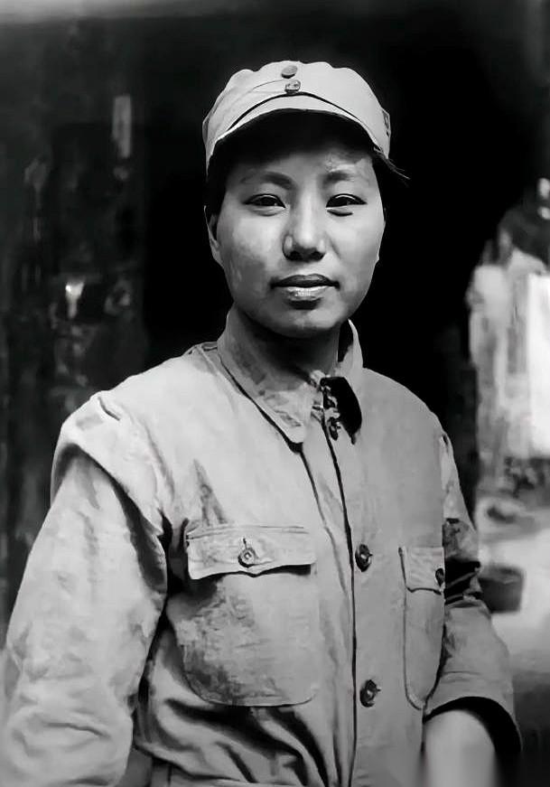 这个故事，讲的是一把铁锹和一个女娃。1933年，四川达县。几个汉子正一铲一铲地