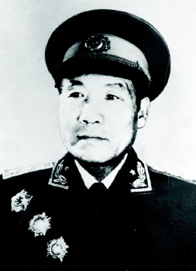 55年授衔前，妻子问李达评什么衔，他说：“可能中将，也可能少将，我贡献太少。”结