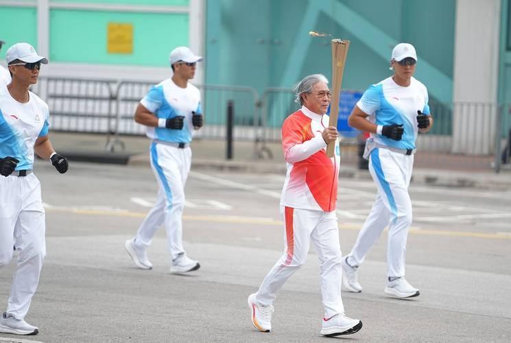 80岁的霍震霆。狠狠打了李嘉诚的脸！霍家确实不太一样。霍震霆八十岁了。