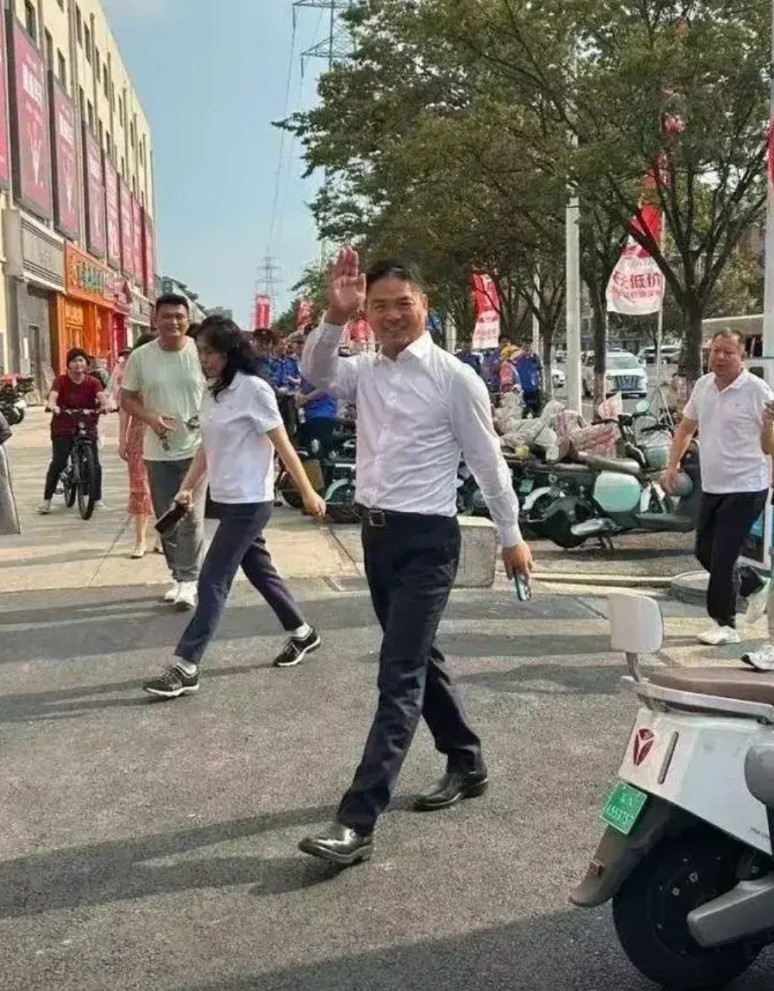 很多人问，为什么刘强东出门总喜欢拿着手机，其他大佬出门几乎都看不到他们手上会拿手