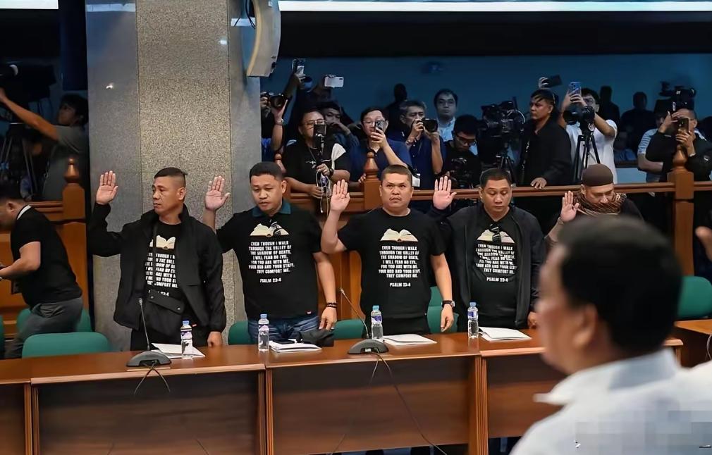 菲律宾军方干了一件让人看傻的事。18个自称"前海军陆战队员"的人，站出来指控总