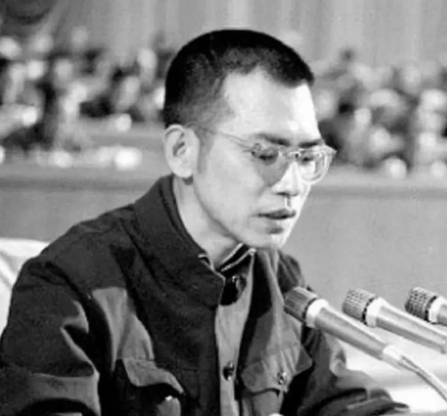 1953年，陈景润遭到学生们集体投诉，学校不得不将他停职，无处可去的他，只能收拾