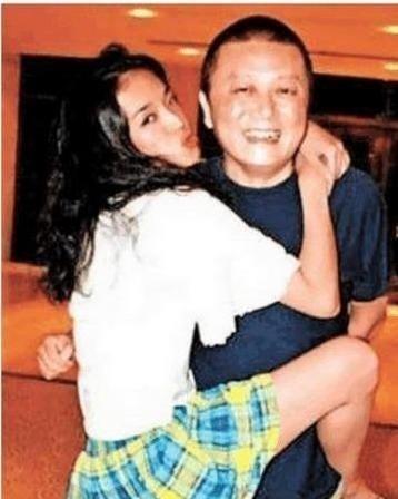 2005年的一天，王朔突然对自家门口修自行车的大爷说：“我给你3万，你能不能离开