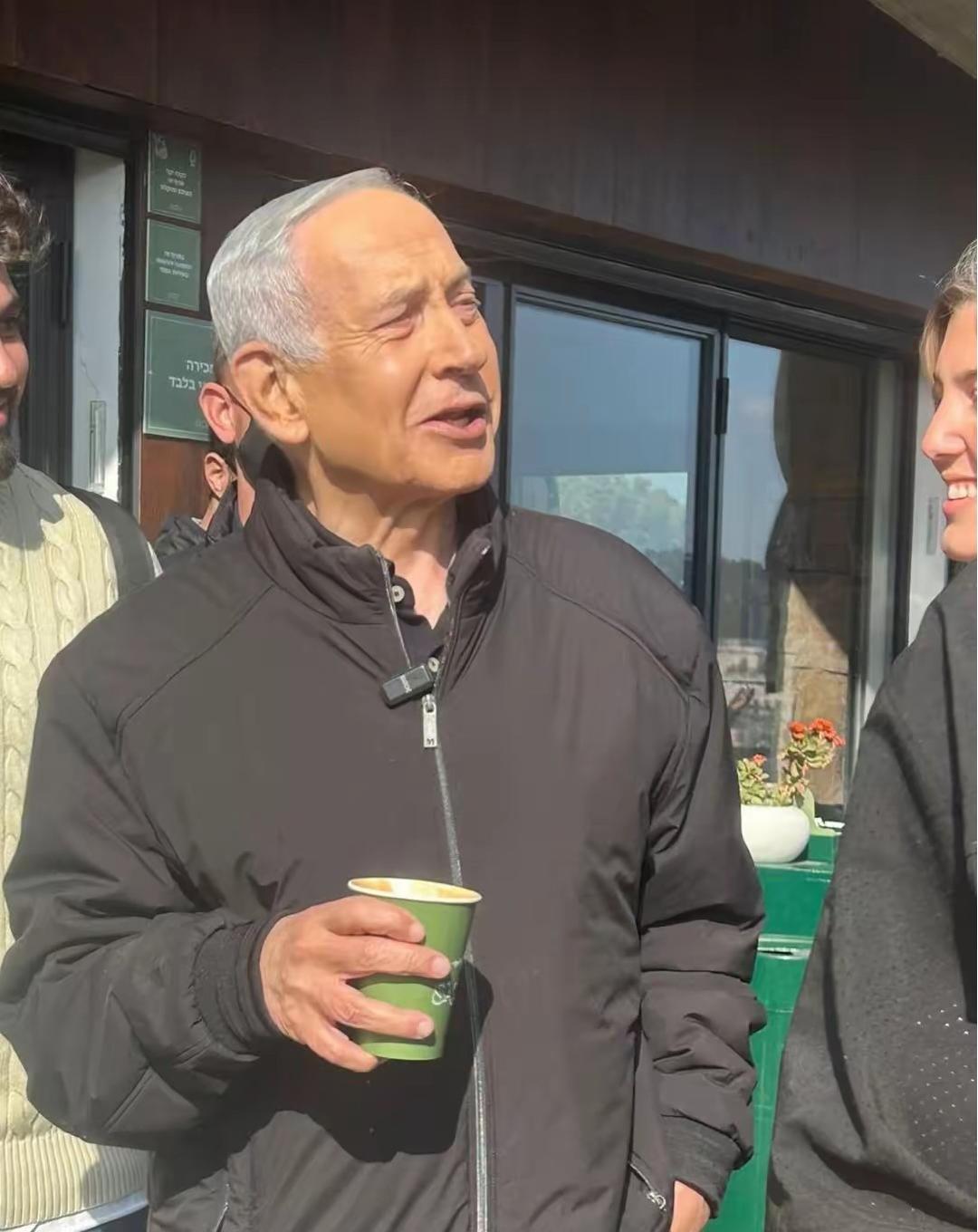 内塔尼亚胡公开亮相，五根手指头对着镜头张开，专门辟谣"六指"传言。很多人以为这是