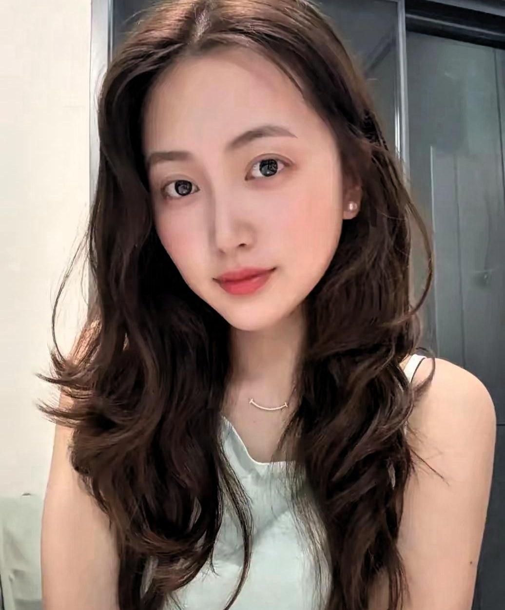 产检那天，医生摸着肚子说：“看着像女孩。”婆婆脸一沉，直接撂下一句：“打掉吧。”