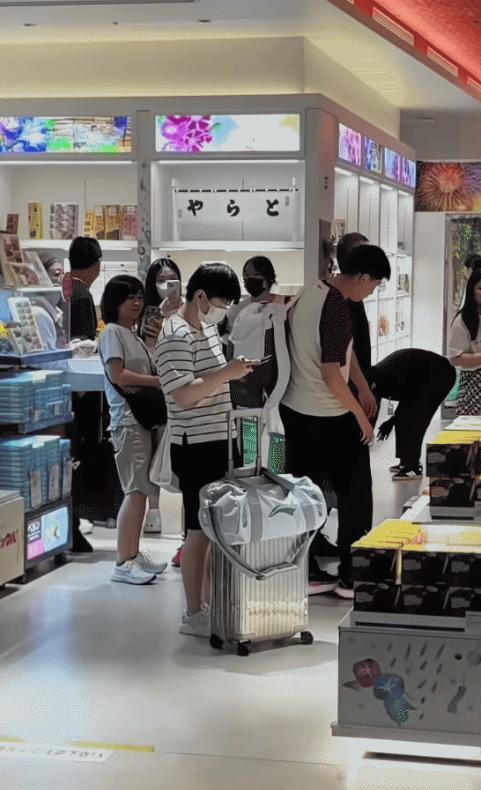 孙颖莎逛街被拍，这身私服确实好看哈。简约上衣配修身裤子，没花里胡哨的，可那比例