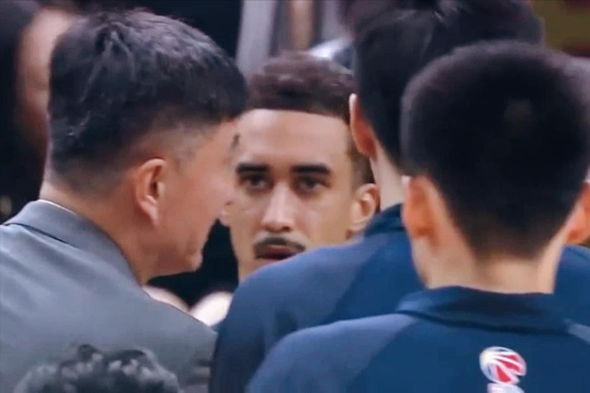 这比赛拼得人仰马翻，火花四溅！全场裁判狂吹两队67次犯规，广东男篮总算战胜山