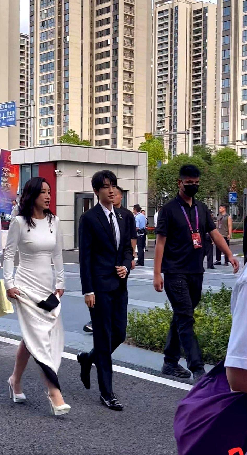 别总盯着身高数字抬杠！王俊凯实打实168，可人家比例好啊。腿长肩宽，看着就是修长