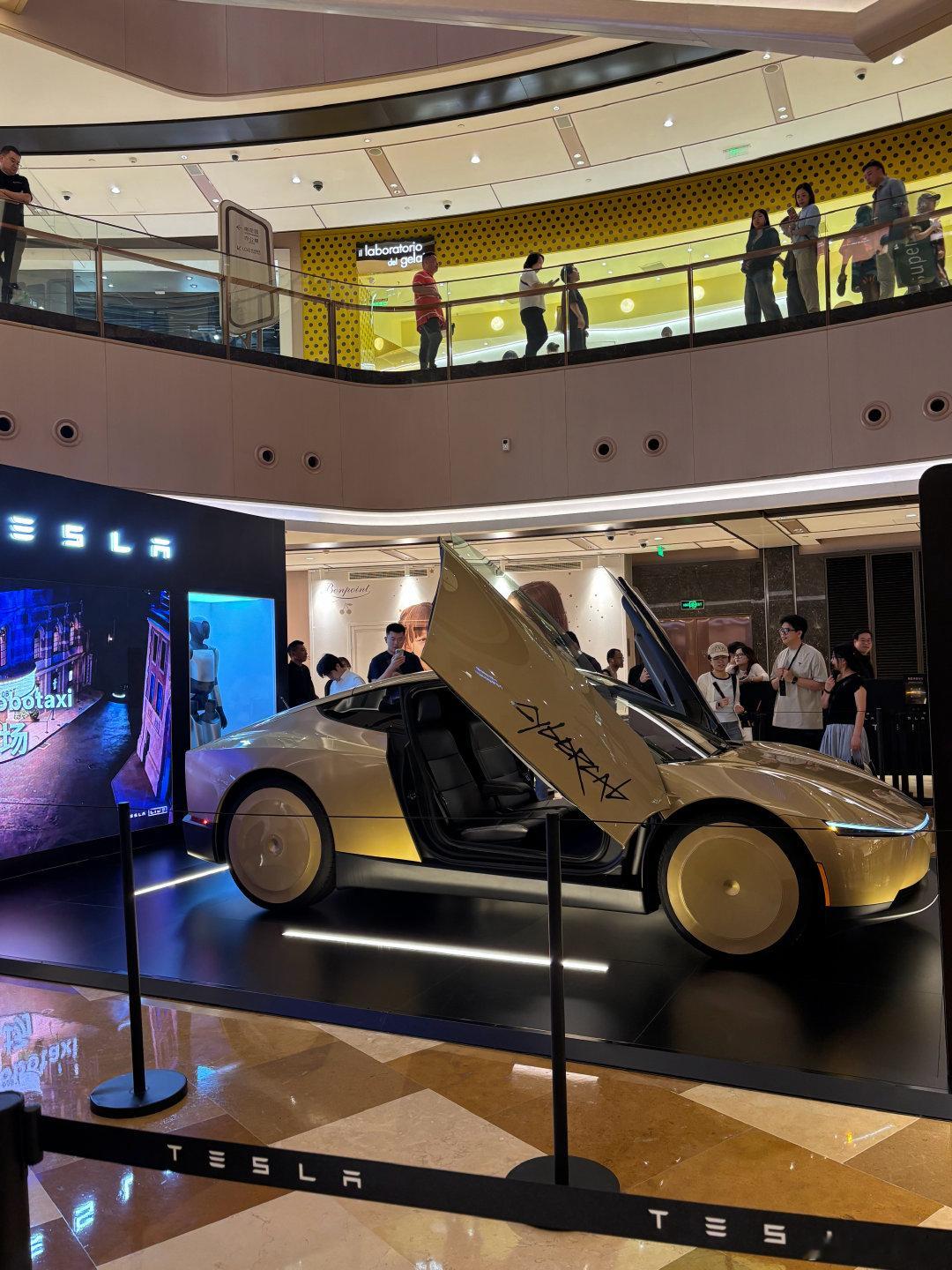 lv的非凡之旅，还在商场看到了特斯拉是的无人驾驶汽车看完lv的发展史还是很有感触的，从都是做类似产品