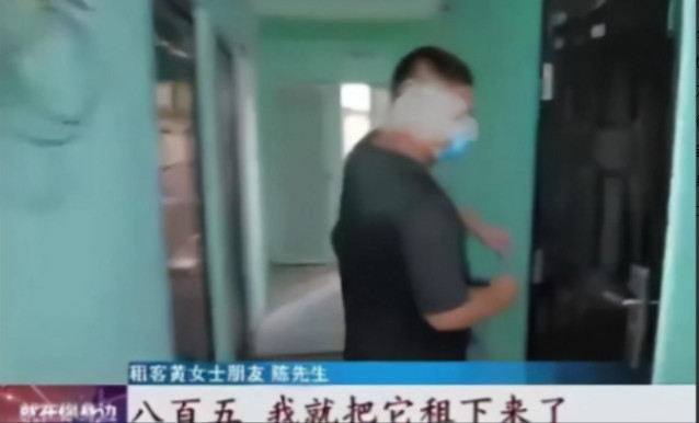太狗血了！”湖北武汉，一女子洗完澡光着上身躺在床上休息，却不料，一名陌生男子突然