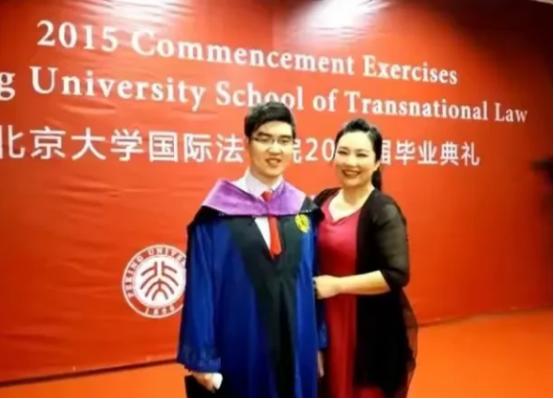 1988年，一位武汉教师新婚怀孕，一天深夜，她突感剧痛晕倒，被送医院紧急生下儿子