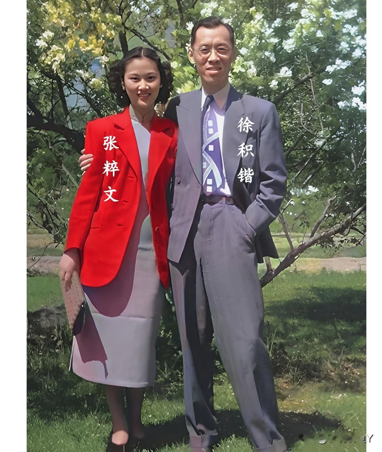 这是徐志摩的儿子徐积锴和他妻子张粹文外出游玩时的一张合影老照片，拍摄于上世纪四十