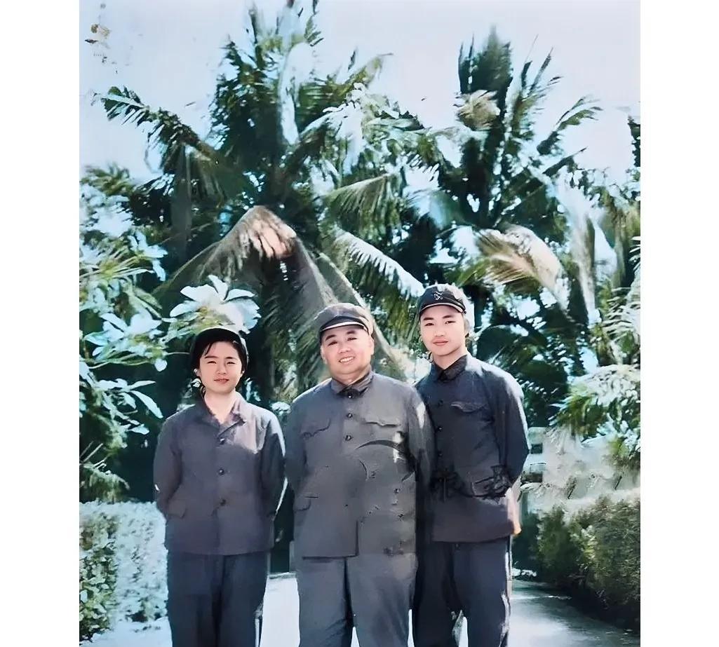 许世友将军老照片:与儿子许援朝、女儿田小兵合影。这张珍贵的老照片拍摄时间是上世