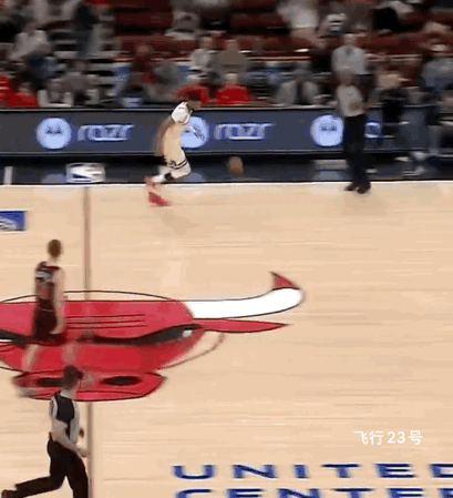 字母歌大秀扣篮引发冲突！雄鹿对阵公牛！字母歌在公牛主场垃圾时间大秀大风车扣篮