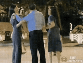 有谁知道这三个人到底是什么关系呢？夜晚的街头，两个中年女人送一位喝多的老男人，一