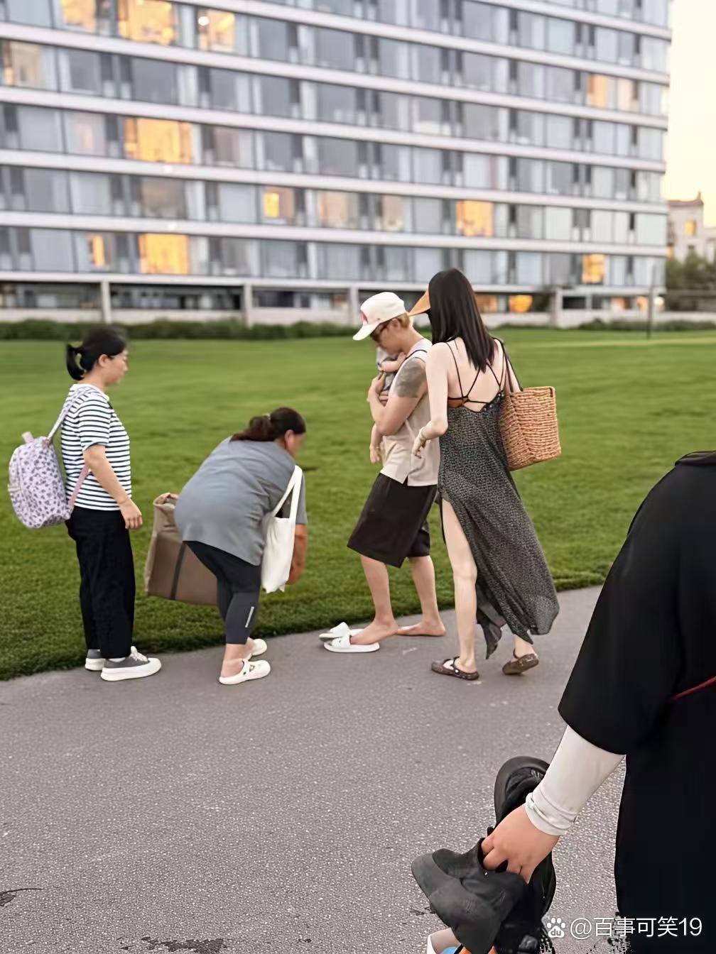 网友偶遇陈伟霆、何穗夫妻俩现身阿那亚度假。陈伟霆化身奶爸，小心翼翼怀抱着儿子，动