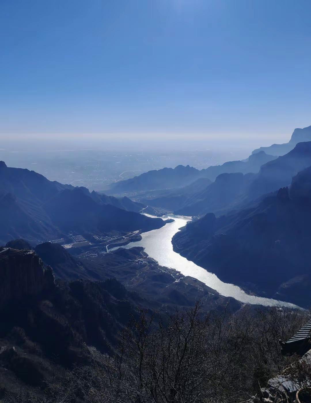 当你思索一件事始终想不明白的时候，就不要想了，去爬山。旅行推荐官