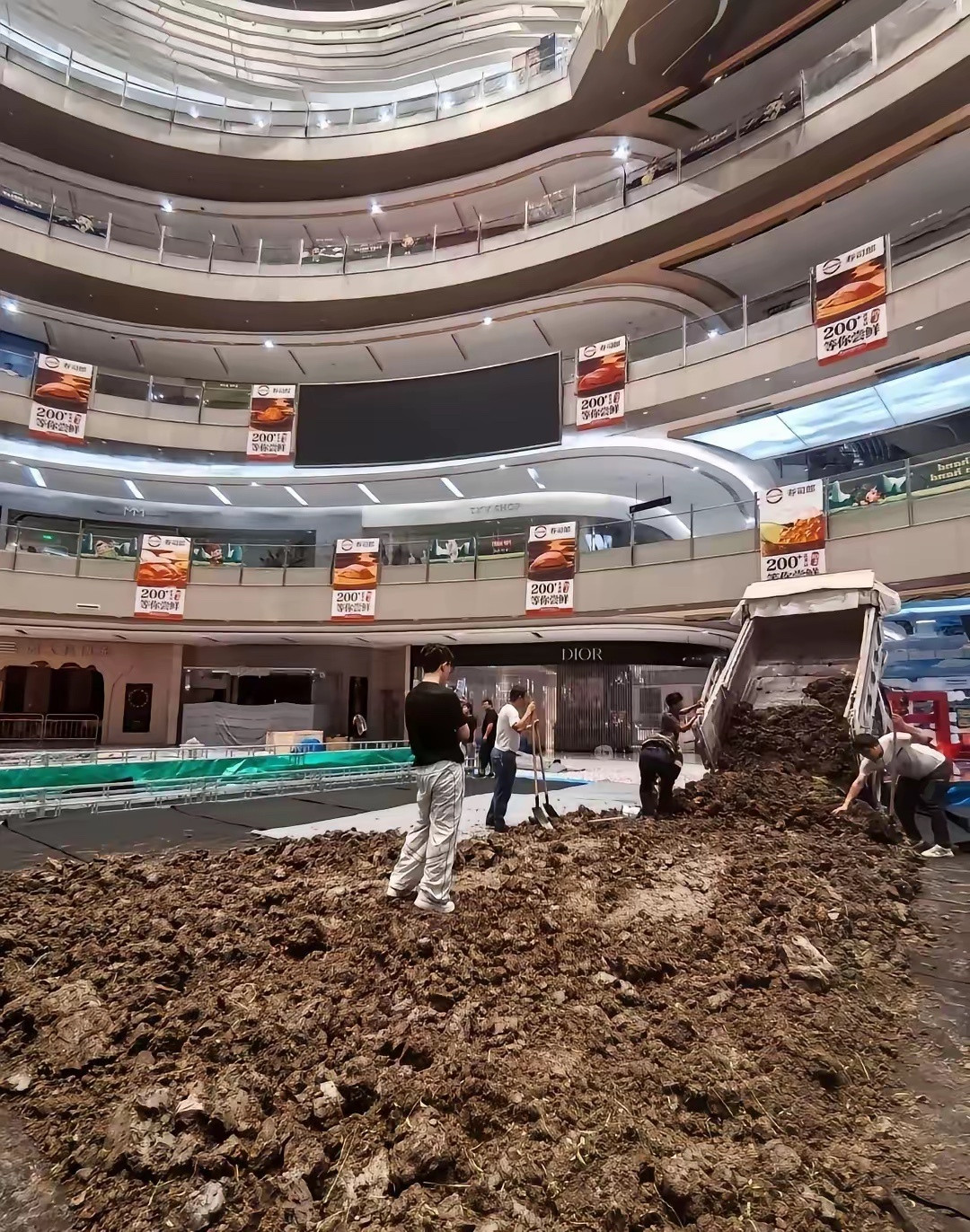 浙江已经发达到这种程度了！在土地上盖商场，盖好商场再把土运回去